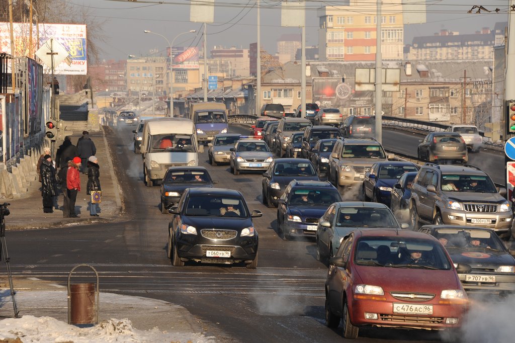 Перекрёсток Московская-Радищева — один из самых оживлённых  в Екатеринбурге. В часы пик здесь нередко выстраиваются длинные пробки. Фото Алексея Кунилова.