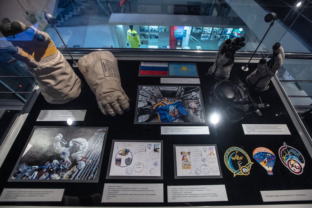 Стенд космонавта Олега Артемьева в Музее космонавтики