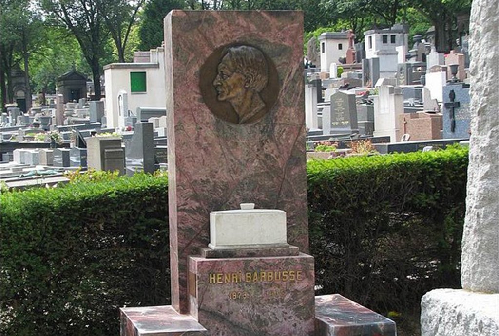 Памятник, установленный на могиле Барбюса, — третий в мире по своей величине среди изделий из родонита. Автор фото неизвестен