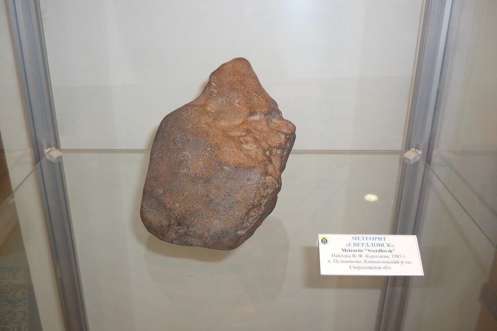 Сегодня этот метеорит можно увидеть на выставке «Тайны метеоритов», которая проходит в Уральском геологическом музее. Любопытно, что местом находки указан посёлок Пульниково Камышловского района, хотя в этом районе нет такого посёлка. Фото автора.
