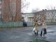 К хоккейному корту, где собираются дети, вплотную примыкает пивное заведение. Фото: Людмила Стародумова