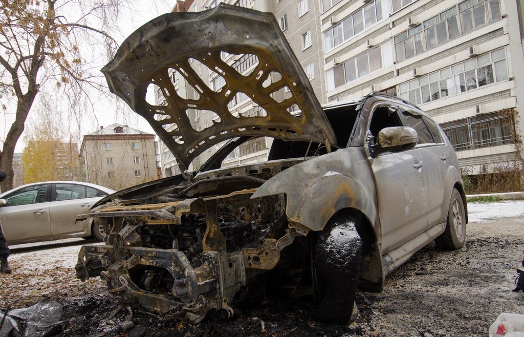 Так и хотелось бы сказать про эту сгоревшую машину – последняя, в смысле – больше поджогов не будет,  но это последняя сгоревшая вчерашней ночью. Фото: Павел Ворожцов