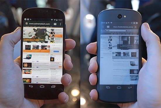 У YotaPhone два дисплея: спереди (на фото слева) — привычный цветной,  сзади (на фото справа) —  чёрно-белый, как у электронных книг. Фото: extremetech.com