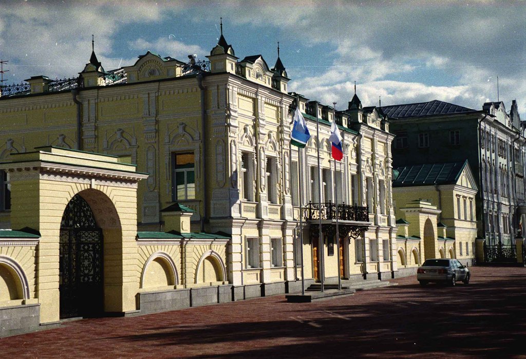 Архитектор Заславский, реконструировавший усадьбу, использовал в отделке здания  каслинское литьё, уральский белый мрамор и змеевик. Фото Алексея Кунилова.