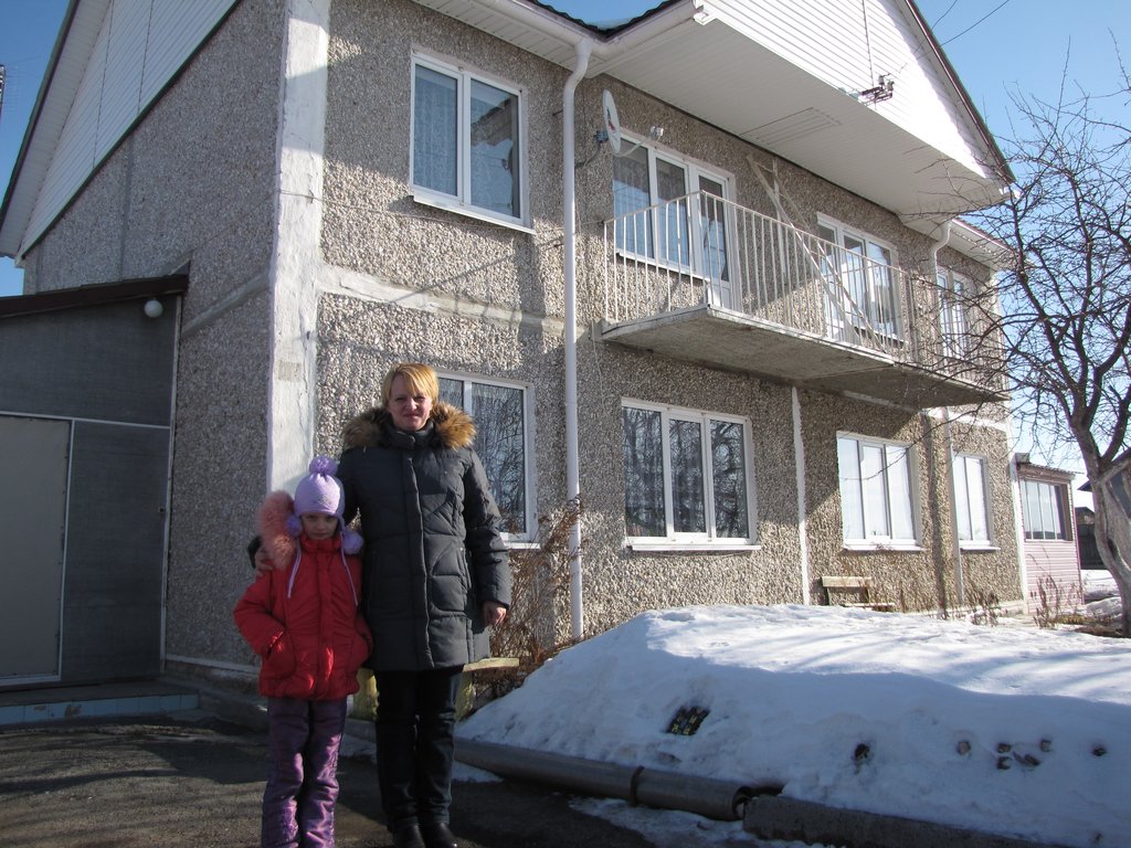 Светлана Грубик и одна из её дочерей — Диана — возле своего нового дома. Фото: Ольга Кошкина