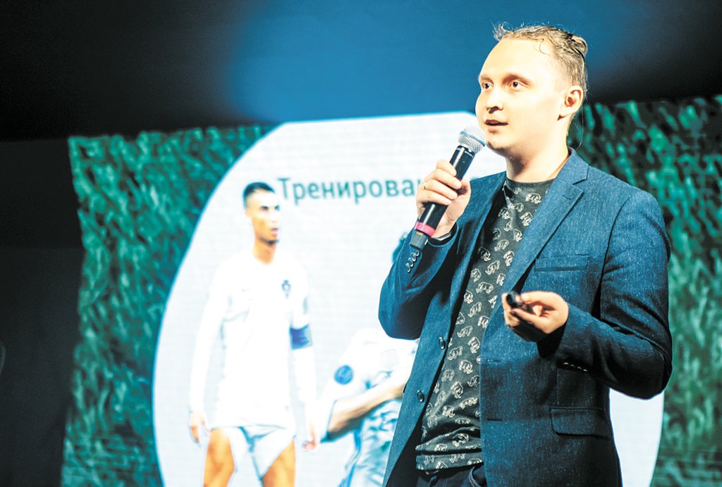 Победитель первого научного слэма по футболу в Екатеринбурге Антон Долганов рассказывает, как определить степень тренированности футболиста. Фото: Трофим Палтусов