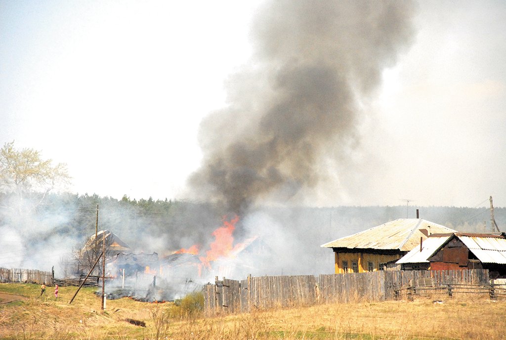 В течение пожароопасного периода 2017 года на землях населённых пунктов Свердловской области было зафиксировано 43 очага возгорания. Фото: Александр Зайцев