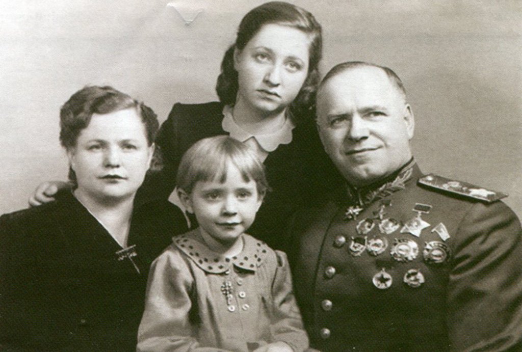 Александра Диевна, дочери Эра (вверху) и Элла, маршал. Автор фото неизвестен