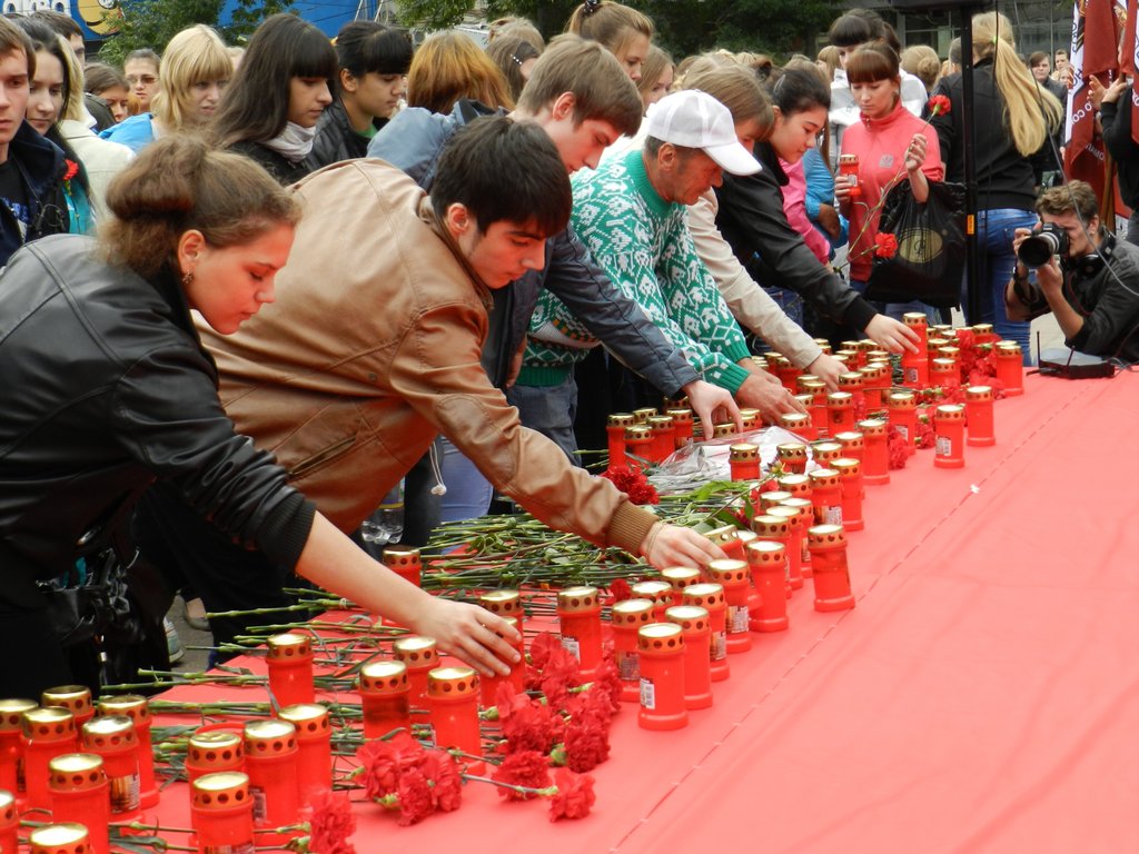Цветы и живое пламя – в память о жертвах террористических актов. Фото автора.