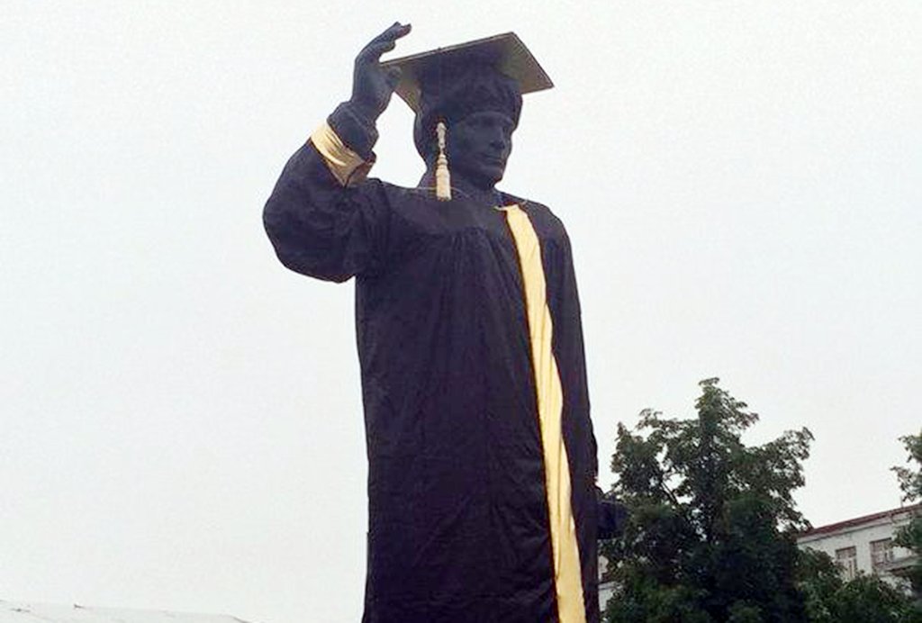 Летом, когда студенты получают дипломы о высшем образовании, памятник Кирову напротив университета получает конфедератку и мантию. Фото: media-cdn.tripadvisor.com