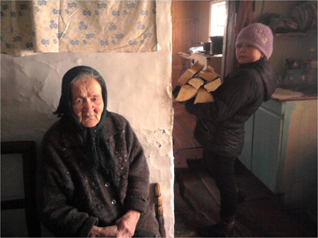«Пусть бабушка отдохнёт, пока мы дров наносим к печи». Фото: интернет-источники