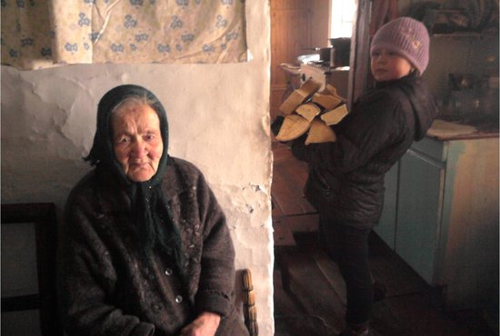 «Пусть бабушка отдохнёт, пока мы дров наносим к печи». Фото: интернет-источники