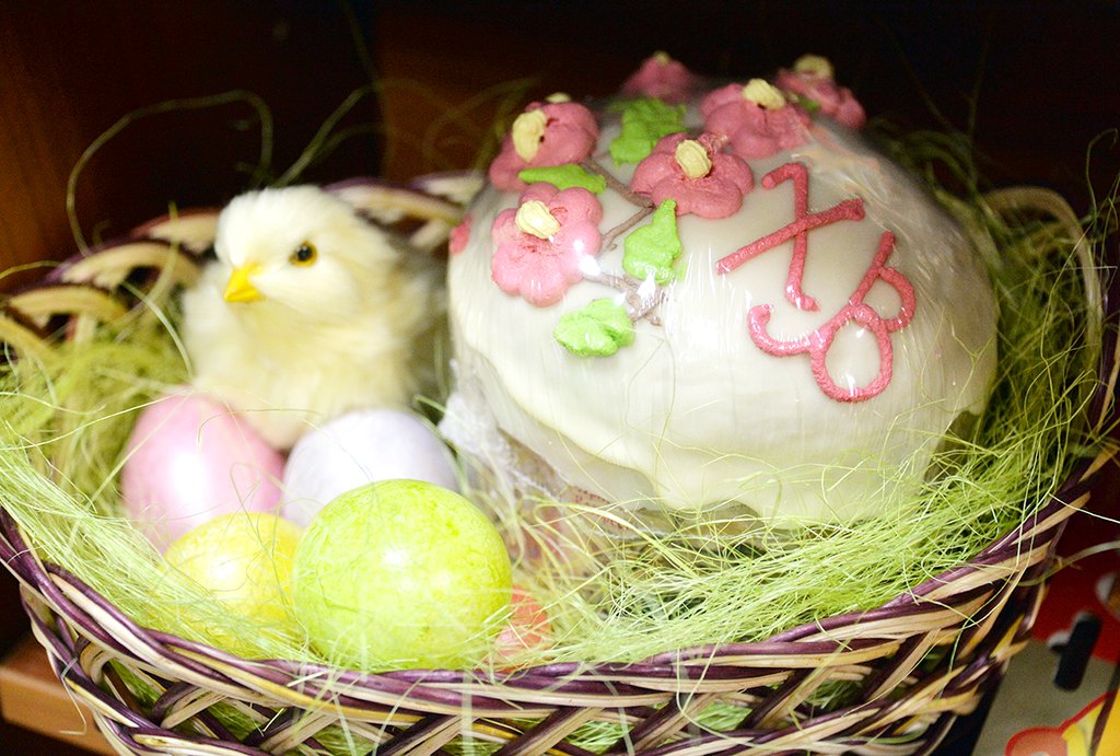 Кулич и крашеные яйца