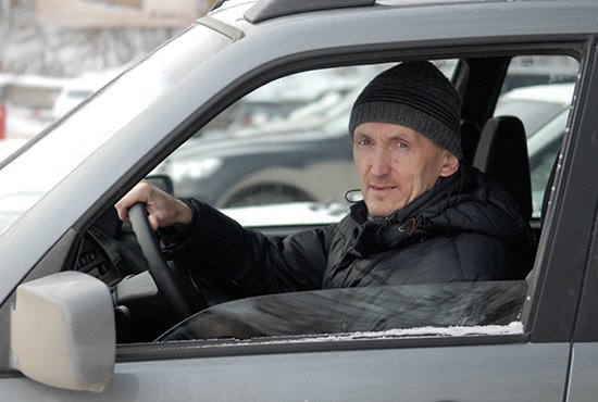 Александр Тимаков - самый разговорчивый водитель «ОГ».  Он уверен: хороший пассажир - тот, кто много болтает  и не мусорит в машине. Фото: Александр Зайцев