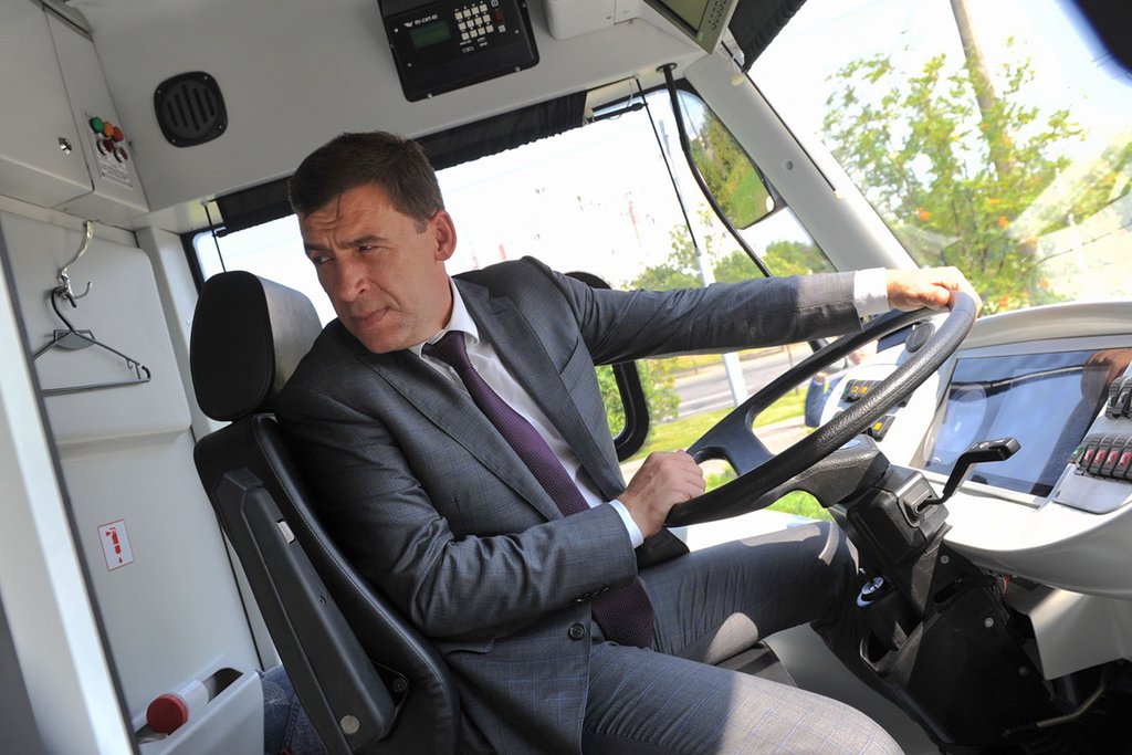 Евгений Куйвашев за рулём белорусского электробуса. Фото: областной Департамент информационной политики