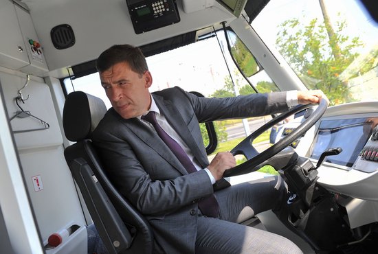 Евгений Куйвашев за рулём белорусского электробуса. Фото: областной Департамент информационной политики