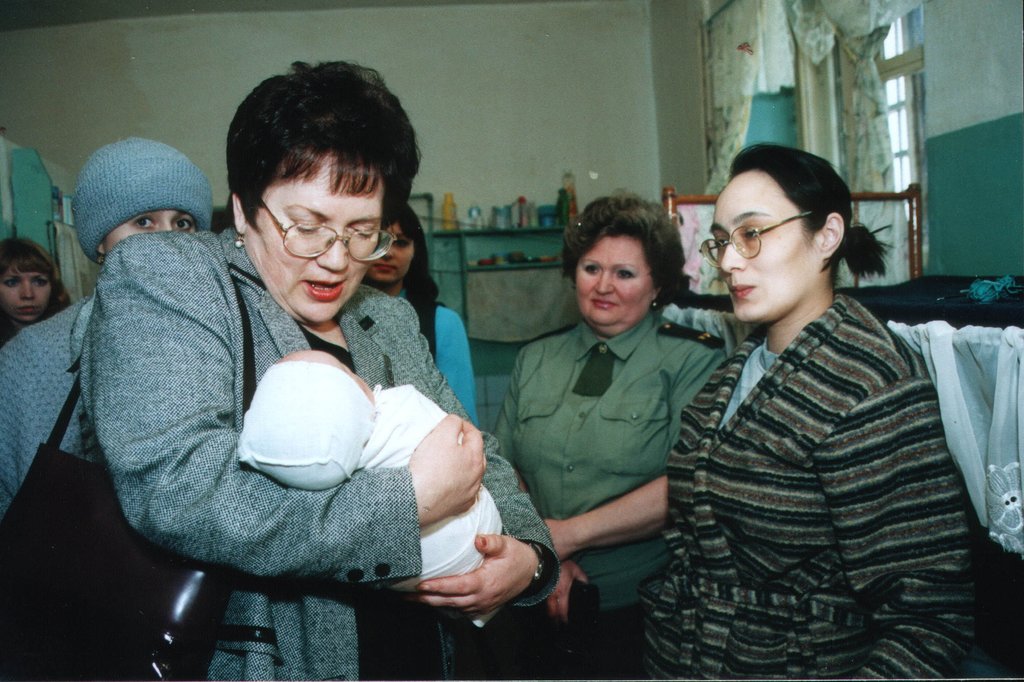 Этот снимок сделан в 2004 году в женском следственном изоляторе № 5 города Екатеринбурга (в посёлке Елизавет). Татьяна Мерзлякова проверяет, в каких условиях содержатся только что родившие женщины. Фото: Виктор Вахрушев