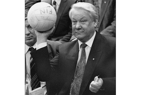 Многие источники уверяют, что именно тогда первый Президент России Борис Ельцин стал мастером спорта по волейболу... Однако это не так. Фото: championat.com
