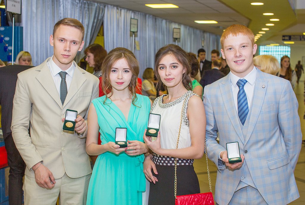 В екатеринбургской школе № 132 четыре ученика  закончили обучение с отличием. Фото: Владимир Мартьянов