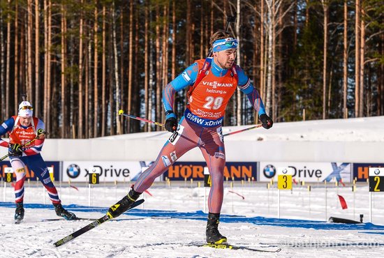 Антон Шипулин в этом году оставил за спиной сборную Норвегии. Так, Йоханнес Бо, который был в прошлом году вторым, в этом сезоне уступил Антону 132 очка. Фото: biathlonrus.com