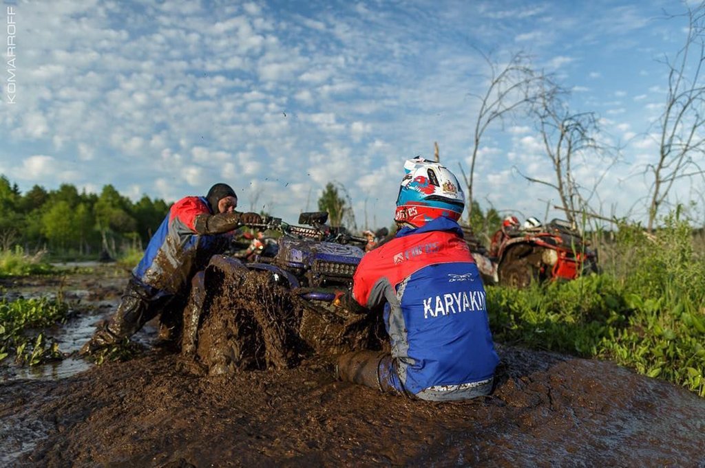 Во время спецучастка «Ладоги» Сергею Карякину приходилось вытаскивать квадроцикл из болота. Фото: Instagram Сергея Карякина
