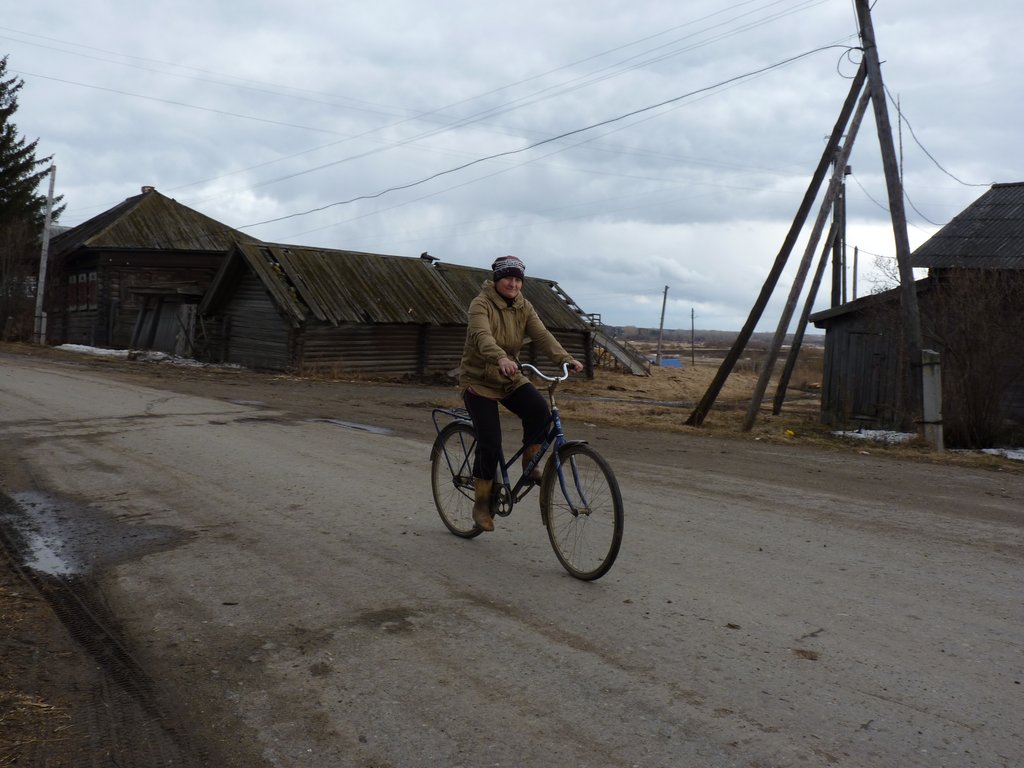 Велосипед, на котором Татьяна Зенкова передвигается  на работе, пришлось купить на свои деньги. Зарплата соцработника около 15 000 рублей. Неизвестный фотограф