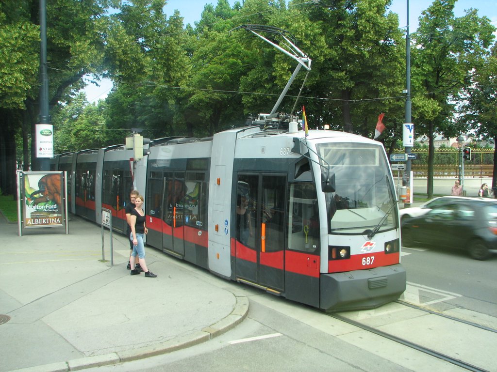 На улицах Вены, как и многих других европейских городов, низкопольный трамвай стал привычным транспортом. Фото Рудольфа Грашина.