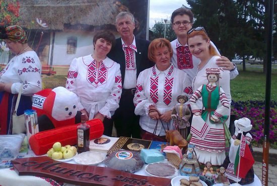 Национальный белорусский костюм имеет много общего с русской и украинской национальной одеждой. Главные его особенности - тончайшая проработка деталей, большое разнообразие техник оформления, сочетание красоты и практичности. Неизвестный фотограф