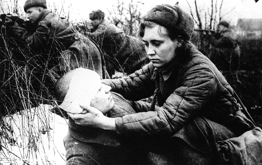 Санинструктор перевязывает раненого, 1945 год