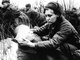 Великая Отечественная война, 1945 год. Санинструктор перевязывает раненого. Фото: Ольга Ландер/ ТАСС