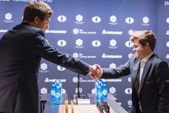 В ночь на четверг по уральскому времени трёхнедельная битва за мировую шахматную корону между Магнусом Карлсеном и Сергеем Карякиным завершилась драматичной развязкой на тай-брейке - в результате норвежец сохранил за собой звание чемпиона мира. Фото. AFP