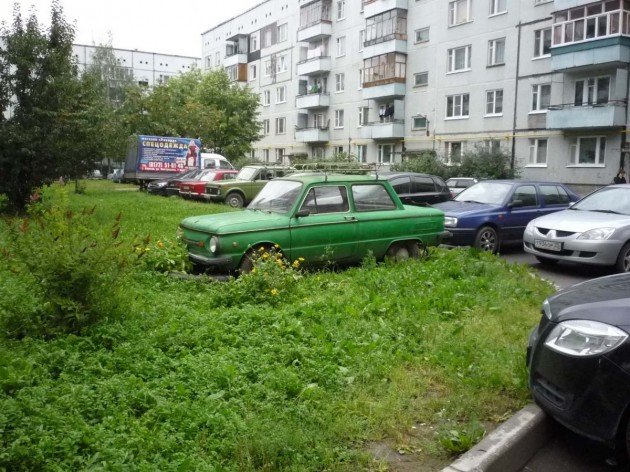 Штраф за парковку на газоне в Екатеринбурге — до 5 тысяч рублей. Но автовладельцев это не останавливает — во многих дворах припарковаться больше и негде. Неизвестный фотограф