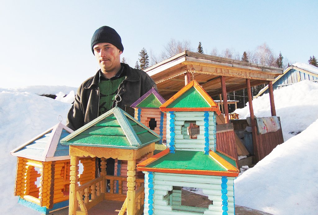Андрей Чумак изготовил уже более 120 домиков на заказ. Фото: Галина Соклова