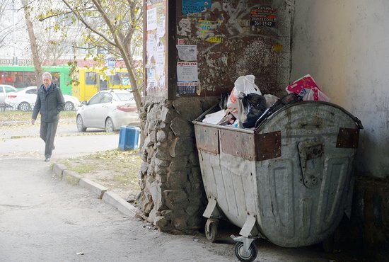 В будущем во дворах вместо одного контейнера будет установлено несколько – для раздельного сбора мусора. Фото: Павел Ворожцов