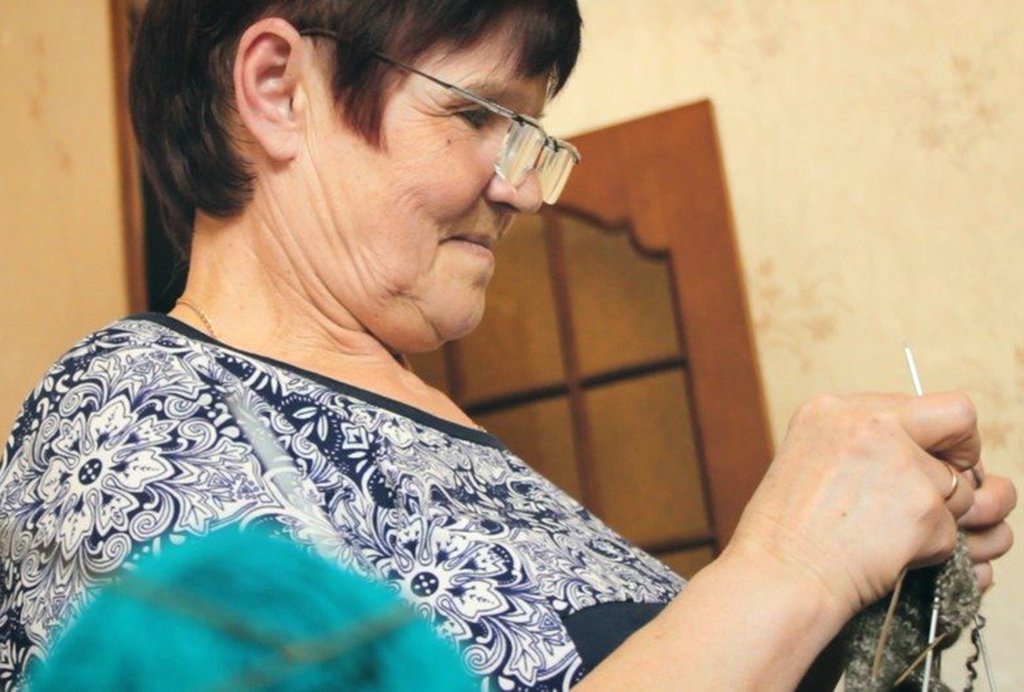Антонина Елина из Верхней Пышмы вяжет уже более 50 лет, она научила этому мастерству своих дочерей и внучек. Видеоканал проекта «Бабушкин чулан» на Ютьюбе