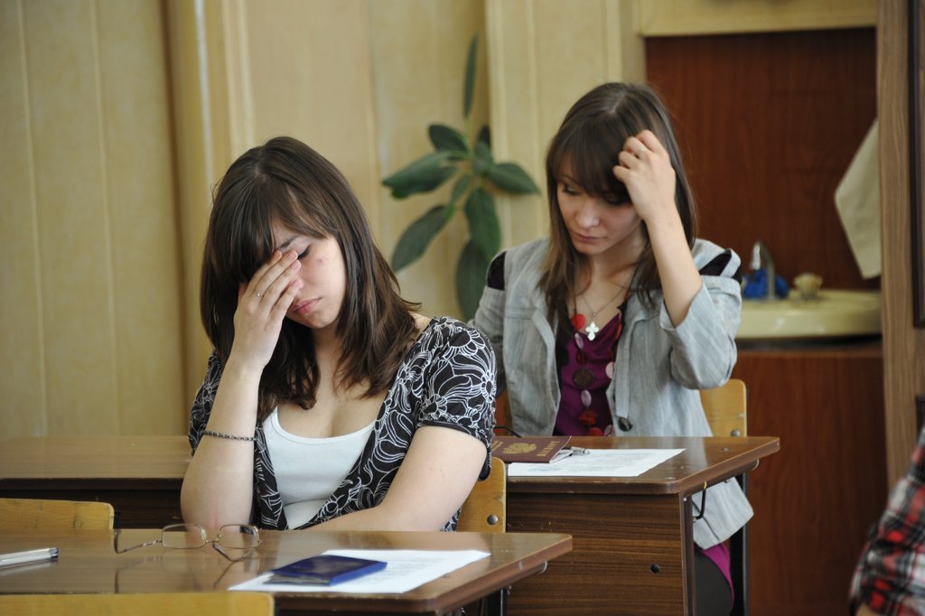 Видеонаблюдение на экзаменах лишило возможности выпускников списывать. Фото Алексея Кунилова