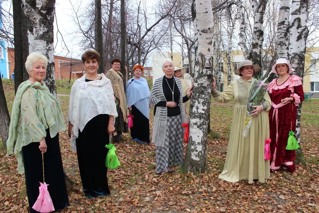Шалинские пенсионерки  умеют себя подать и красиво одеться. Фото: Владислав Луканин