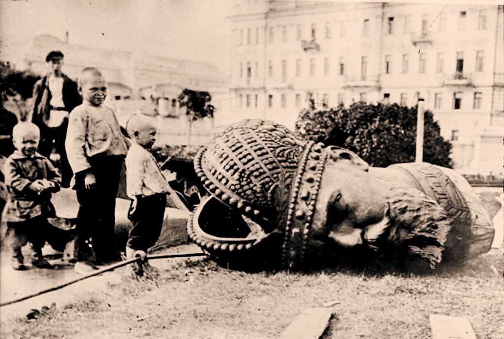 На фото лета 1918 года остатки разрушенного монумента Александру III — отцу Николая II. Монархии уже нет, в стране война, разруха, беспризорные дети… Фото: wikipedia.org