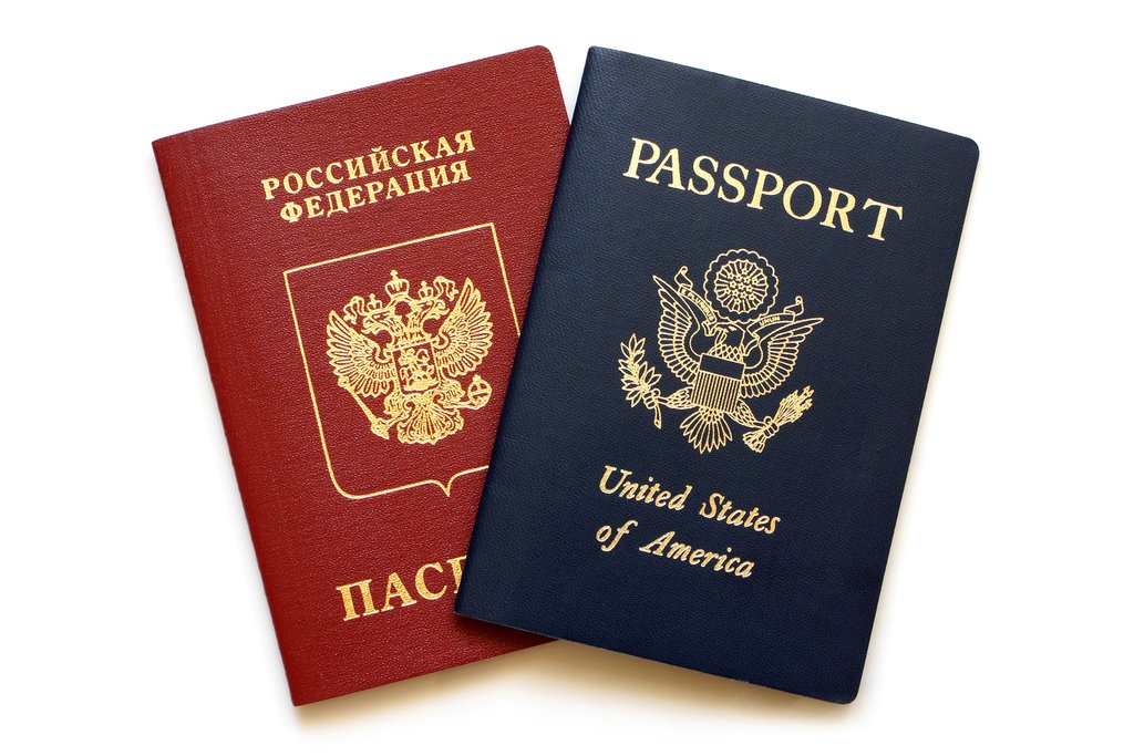 Конституция США обязывает всех принимающих американское гражданство давать клятву «об абсолютном и полном отречении  от верности и преданности любому иностранному государству». Фото: visa4.ru