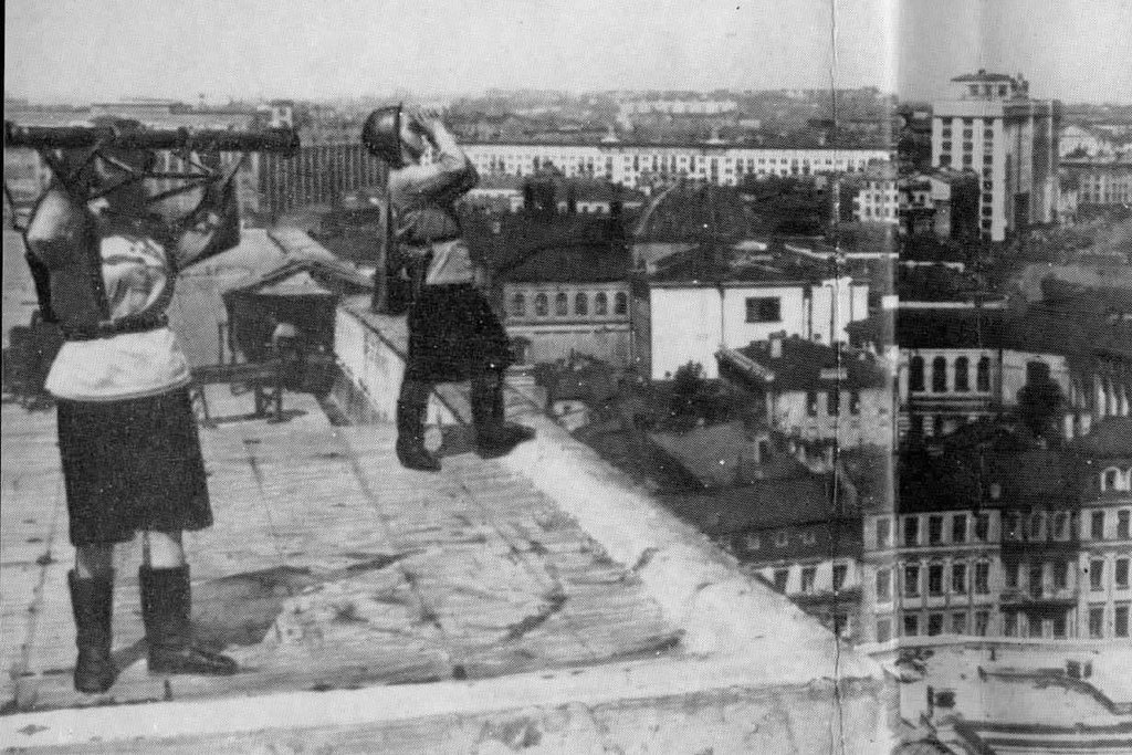 Уральские зенитчицы  на крыше одного из домов столицы. Автор фото неизвестен.