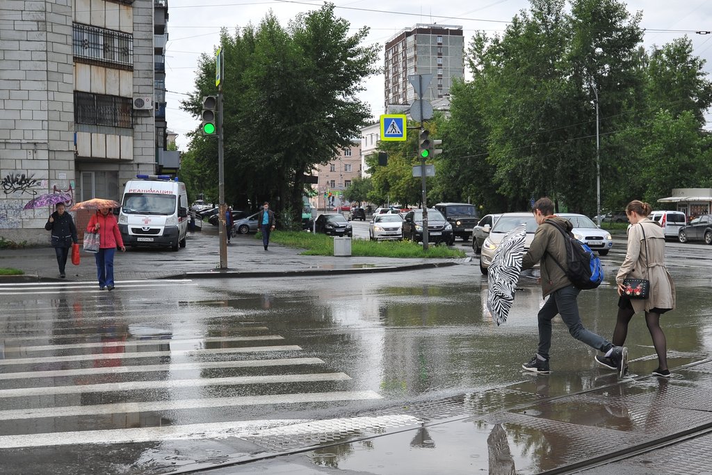 К середине июня летняя одежда для свердловчан остаётся неактуальной. Фото: Павел Ворожцов