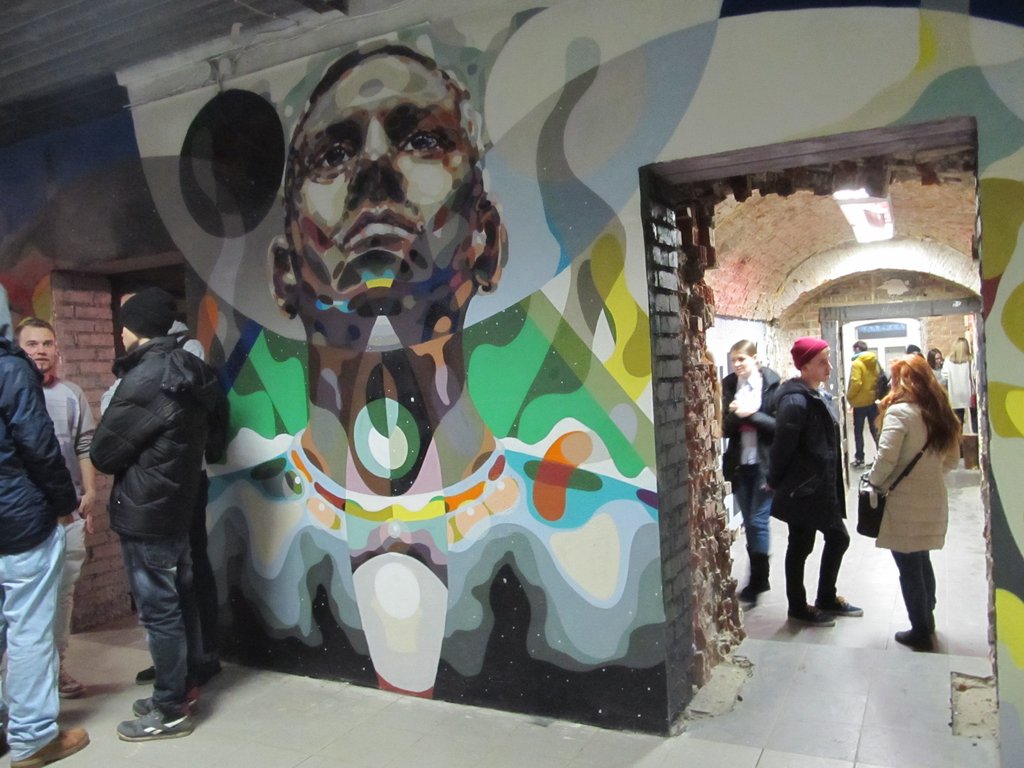 Первым, кто перенёс уличное искусство в стены «Свитера», стал художник граффити Максим Реванш. Фото автора.