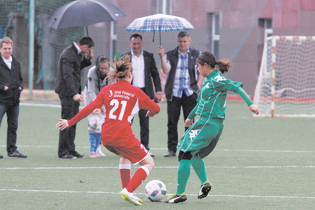 Несмотря на дождь девушки показали хорошую игру в футбол. Фото: Александр Зайцев