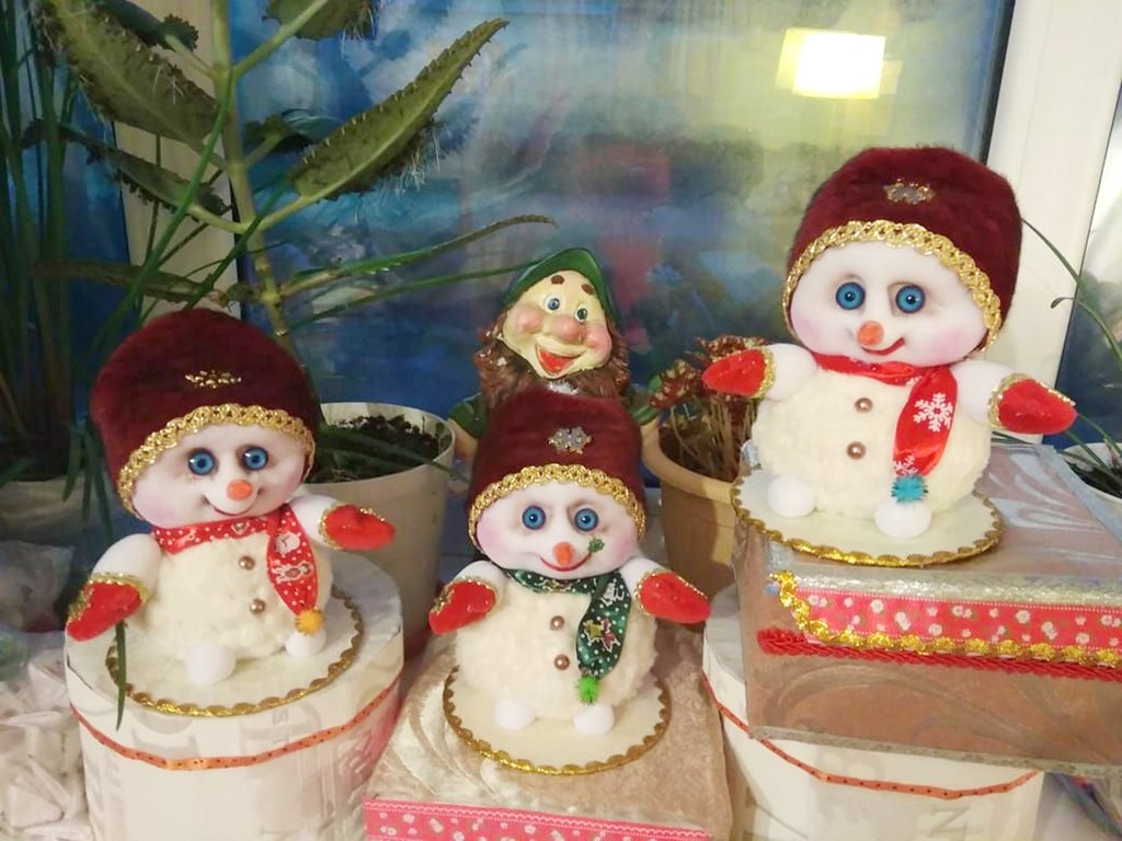Елена Глухих, жительница с. Покровское Каменского района делает оригинальные ёлочные игрушки к Новому Году.