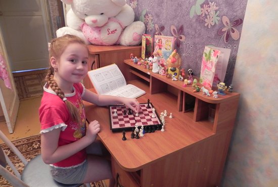 Ангелина играет  в быстрые  и классические шахматы, постепенно осваивает азы шахматной теории: читает дома специальные книги, решает задачи.. Фото: «Народное слово»