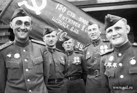 Герои рядом со Знаменем Победы  в Москве. Первый справа — Степан Неустроев. Неизвестный фотограф