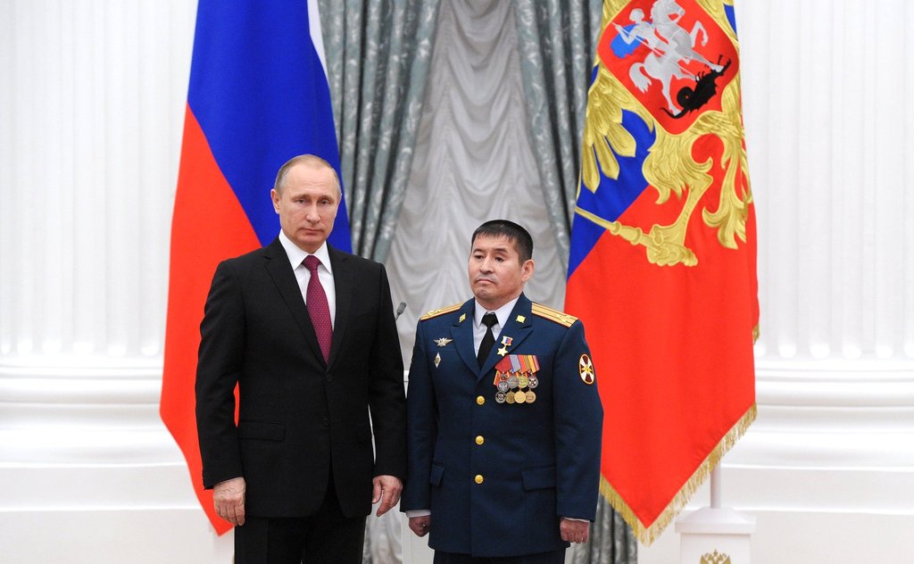 Полковник Султангабиев (справа) почти восстановился  после травмы и смог лично получить награду из рук Владимира Путина. Фото: kremlin.ru