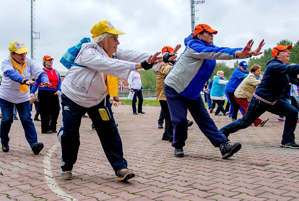 «Наша Олимпиада!» началась с коллективной разминки под руководством опытного инструктора. Фото:  Павел Ворожцов