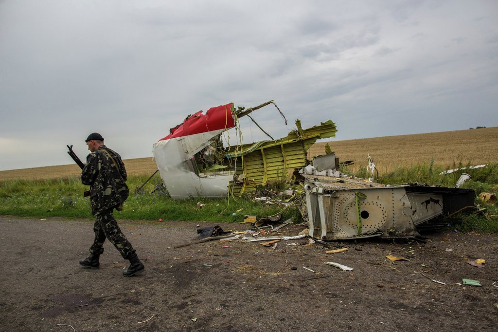 С автоматами украинские военные управляться кое-как умеют, а вот с зенитно-ракетными комплексами у них, кажется,  опять вышла «промашка», приведшая к тяжёлой трагедии. Фото RIAN.COM.UA
