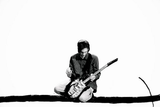 Кадр из клипа «Монархия роз» группы «Ред хот чилли пепперз». В руках гитариста Джоша Клингхофера — «Урал».